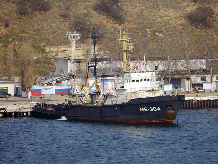 Морской буксир "МБ-304" у причала в Севастопольской бухте