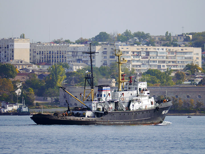 Морской буксир "МБ-304" заходит в Севастопольскую бухту