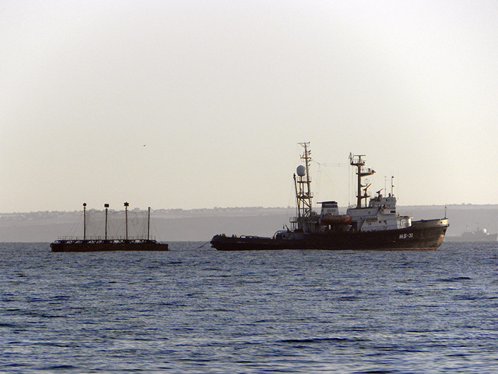 Морской буксир "МБ-31" буксирует малый корабельный щит