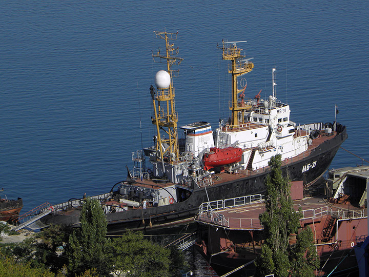 Морской буксир "МБ-31" у причала в Севастополе