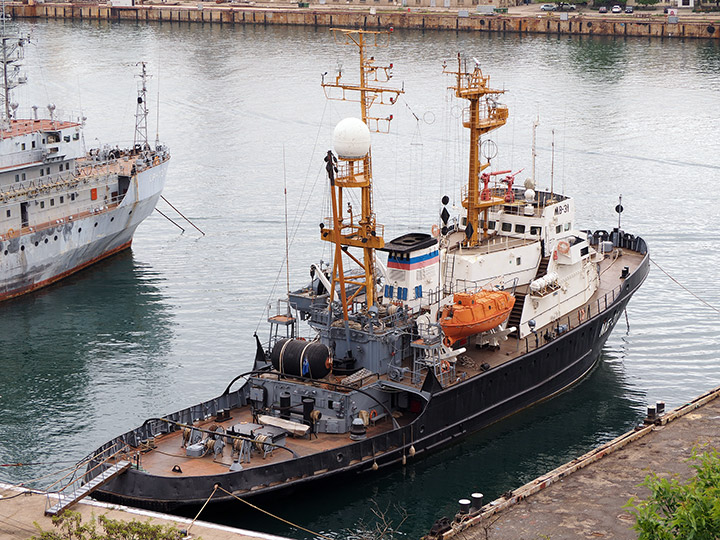 Морской буксир "МБ-31" в Южной бухте Севастополя