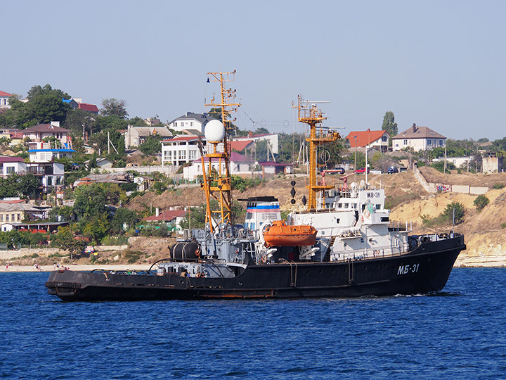 Морской буксир "МБ-31" проходит по Севастопольской бухте