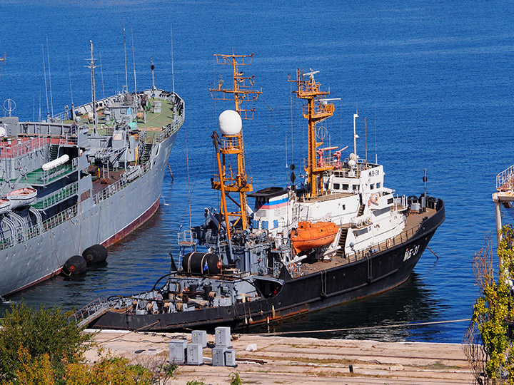 Морской буксир "МБ-31" у причала в Севастопольской бухте