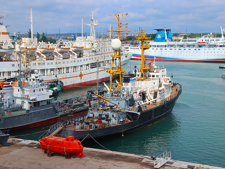 Морской буксир "МБ-31" у причала в Южной бухте, Севастополь
