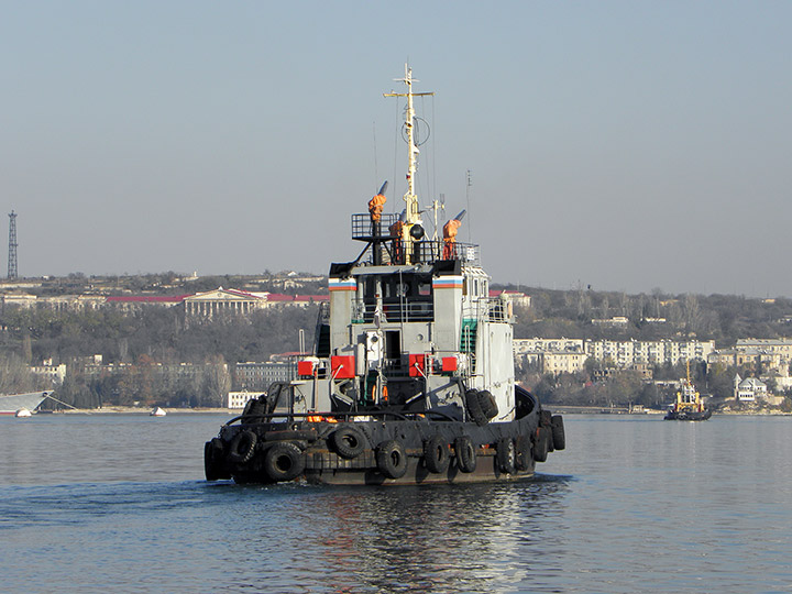 Рейдовый буксир "РБ-136" проходит по бухте Севастополя