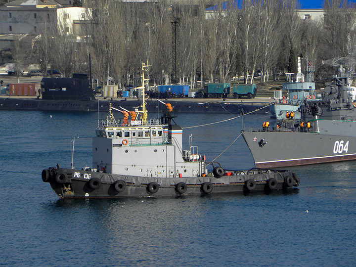 Рейдовый буксир "РБ-136" на фоне подводной лодки "Запорожье" ВМСУ