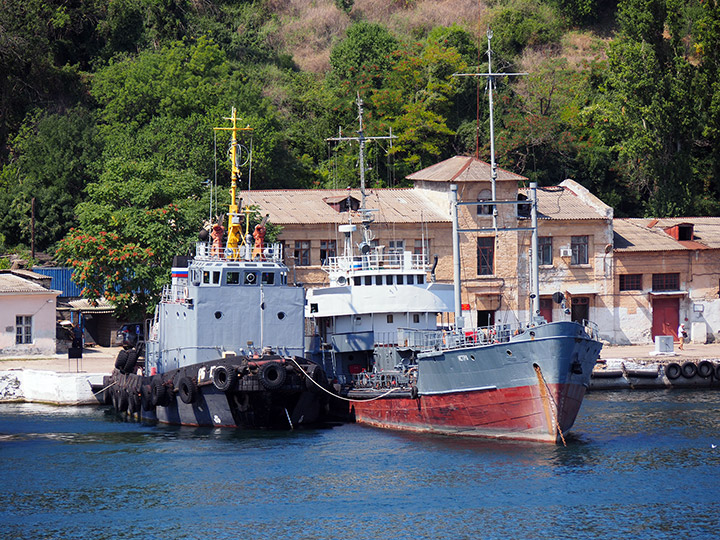 Рейдовый буксир "РБ-136" и малый морской танкер "Истра"