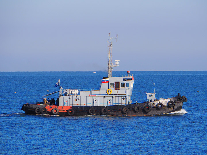 Рейдовый буксир "РБ-225" Черноморского флота на ходу