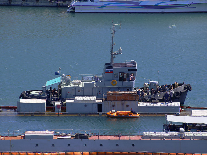 Рейдовый буксир "РБ-225" у затонувшего плавдока "ПД-16" в Севастополе