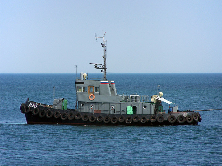 Рейдовый буксир "РБ-247" в море