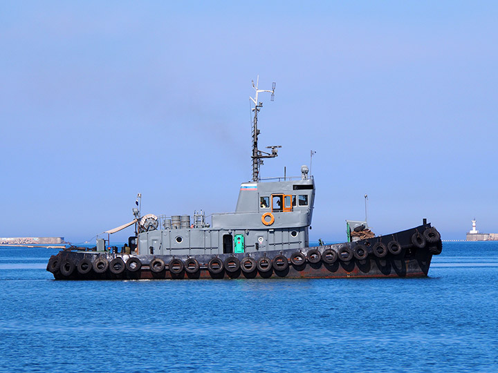 Рейдовый буксир "РБ-247" в Севастопольской бухте
