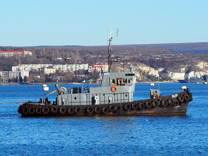 Рейдовый буксир "РБ-247" за работой в Севастопольской бухте
