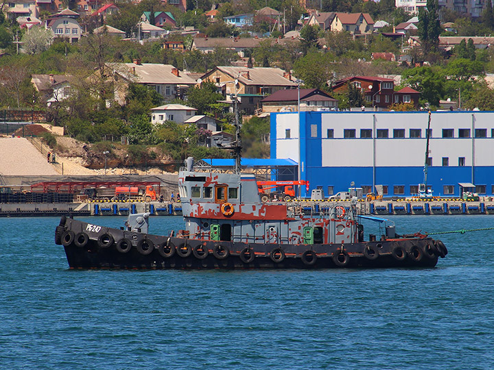 Рейдовый буксир РБ-247 за работой в Севастопольской бухте