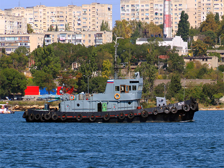 Рейдовый буксир РБ-247 ЧФ РФ в бухте Севастополя