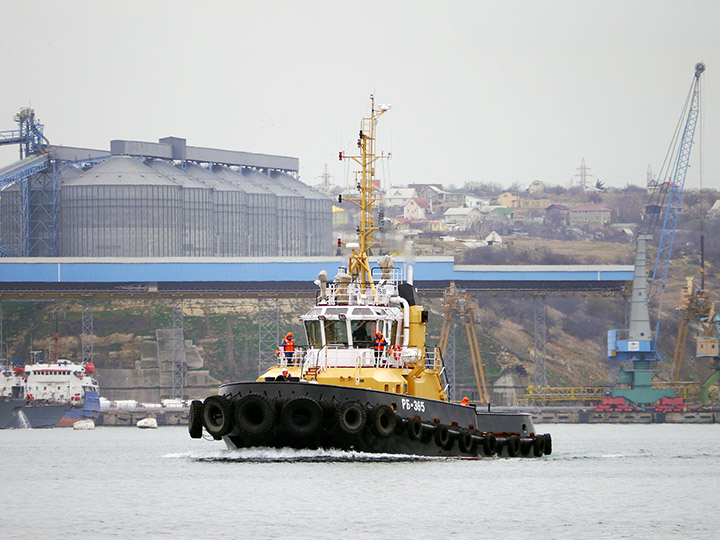 Рейдовый буксир "РБ-365" Черноморского флота на ходу