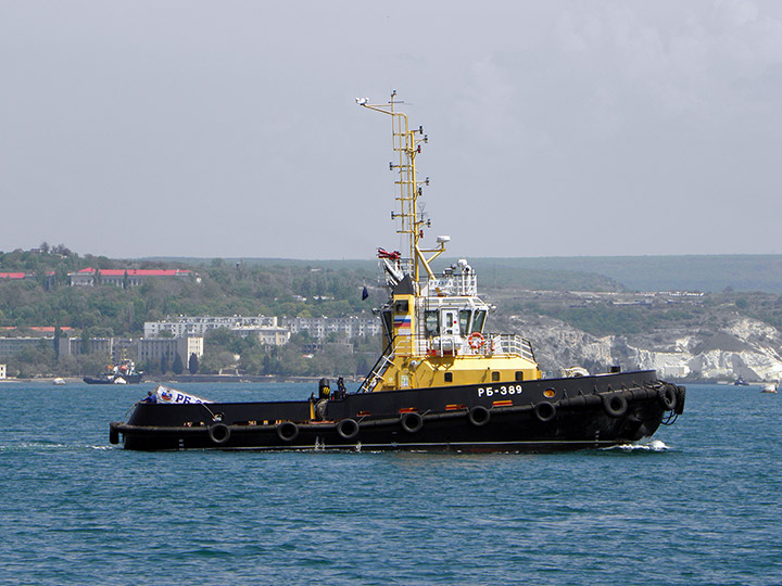 Рейдовый буксир "РБ-389" на ходу в Севастопольской бухте