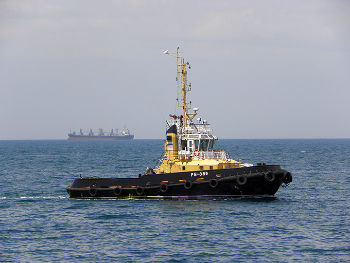 Рейдовый буксир "РБ-389" в море