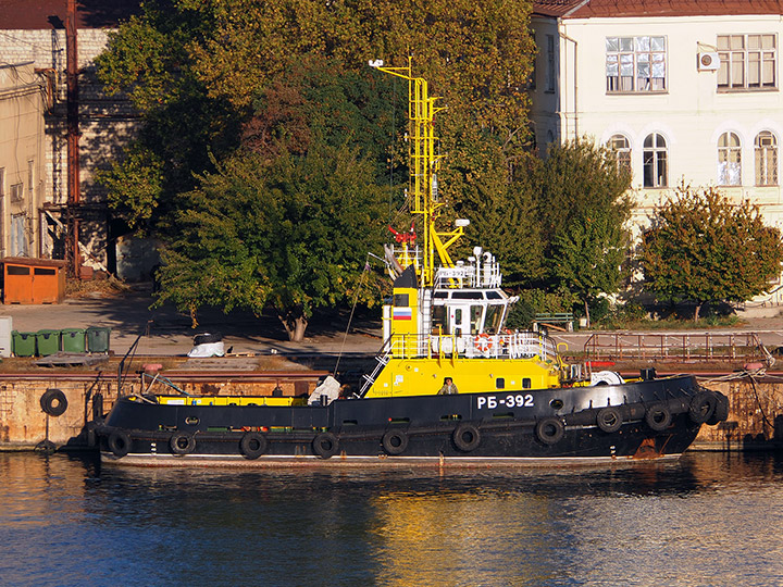 Рейдовый буксир "РБ-392" Черноморского флота в Севастополе