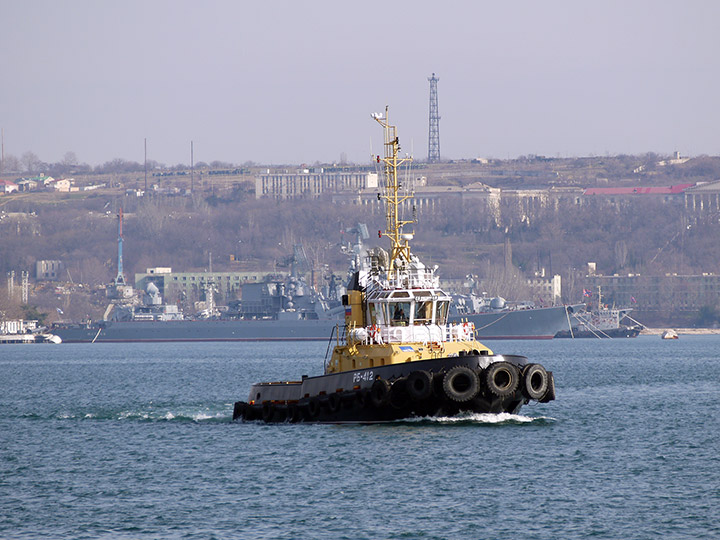 Рейдовый буксир "РБ-412" на фоне гвардейского ракетного крейсера "Москва"