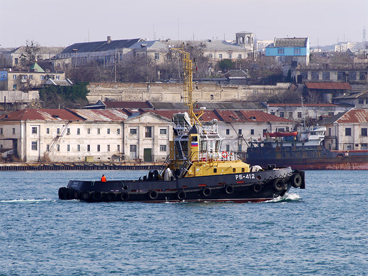 Рейдовый буксир "РБ-412" заходит в Южную бухту Севастополя
