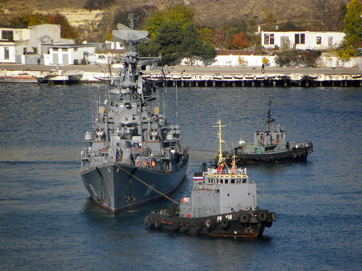 Рейдовые буксиры "РБ-136", "РБ-50" и сторожевой корабль "Сметливый"
