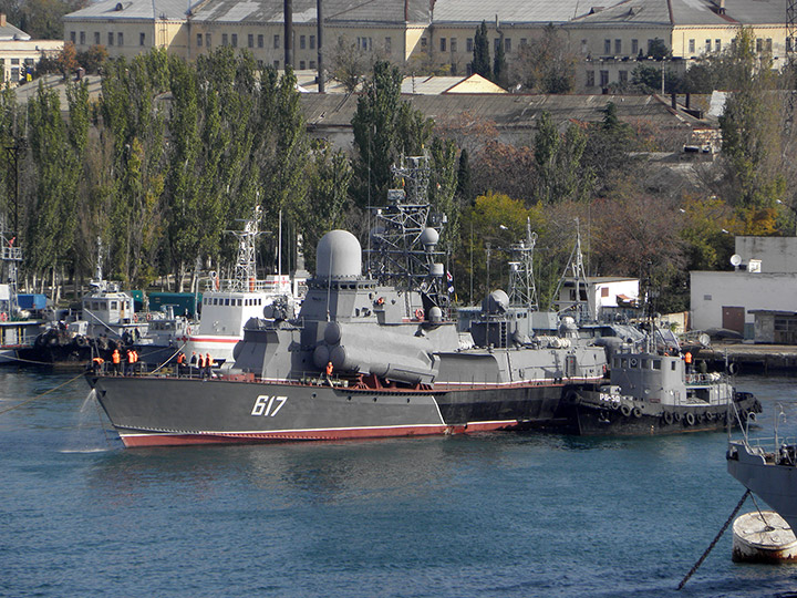 Рейдовый буксир "РБ-50" и малый ракетный корабль "Мираж"
