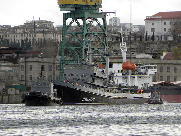 Рейдовый буксир "РБ-50" и противопожарное судно "ПЖС-123"