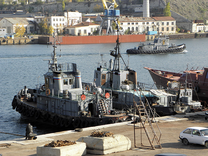 Рейдовый буксир "РБ-50" на отстое в Южной бухте, Севастополь