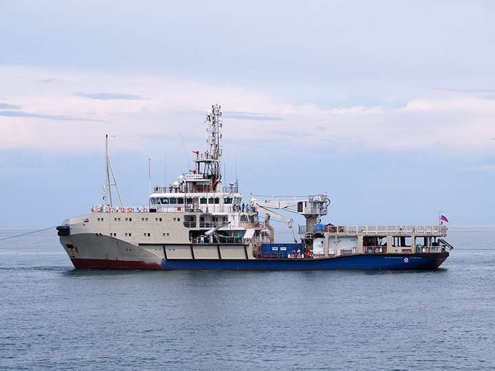 Морской буксир "Сергей Балк" выводят под буксирами в море на испытания