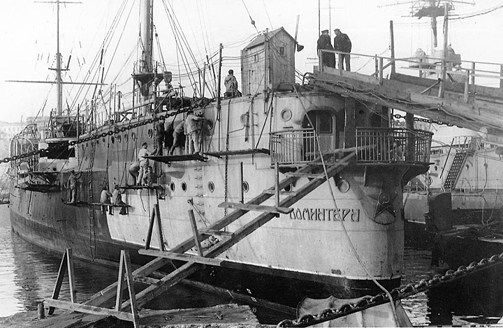 Крейсер "Коминтерн" на ремонте в Севастополе