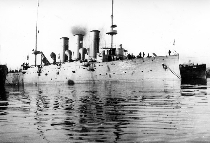 Крейсер "Прут" Черноморского Флота на ремонте в Одессе, 1916 г.