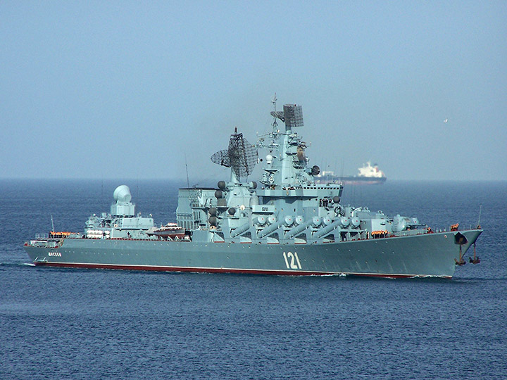 Гвардейский ракетный крейсер "Москва" на ходу