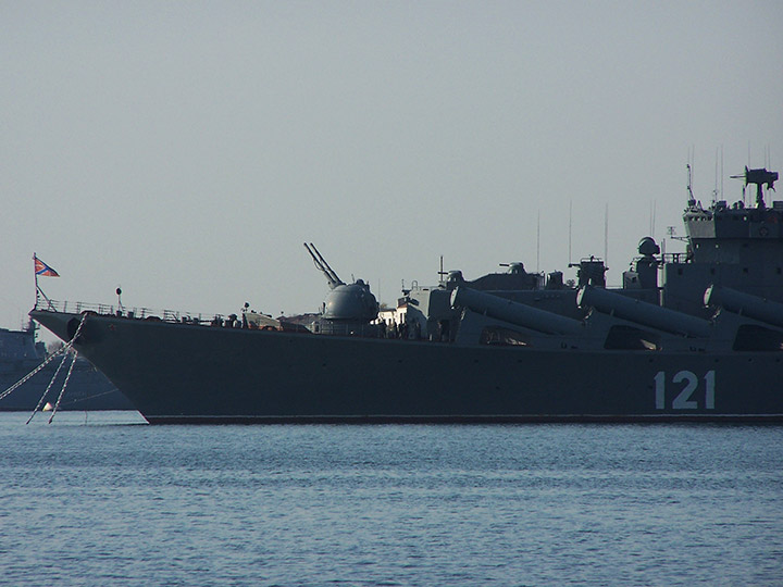 Гвардейский ракетный крейсер "Москва" - баковая артустановка АК-130