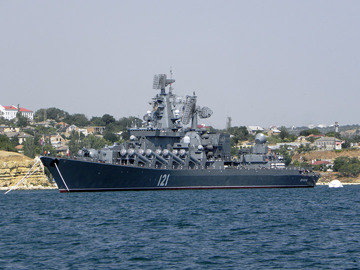 Гвардейский ракетный крейсер "Москва" в Севастопольской бухте
