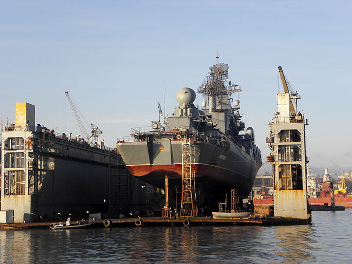 Гвардейский ракетный крейсер "Москва" в плавучем доке в Севастополе
