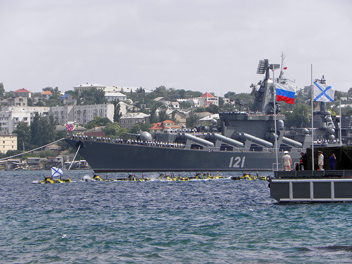 Гвардейский ракетный крейсер "Москва" на праздновании Дня Флота в Севастополе
