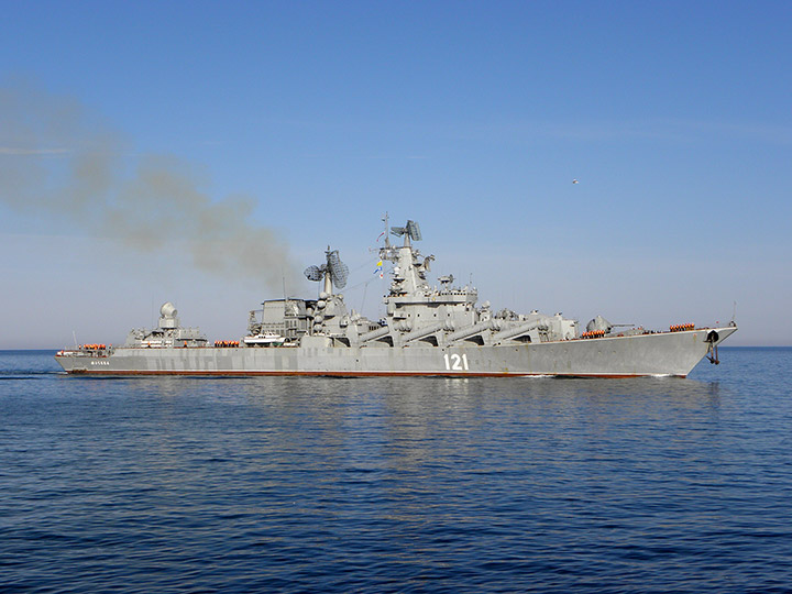 Гвардейский ракетный крейсер "Москва" возвращается в Севастополь