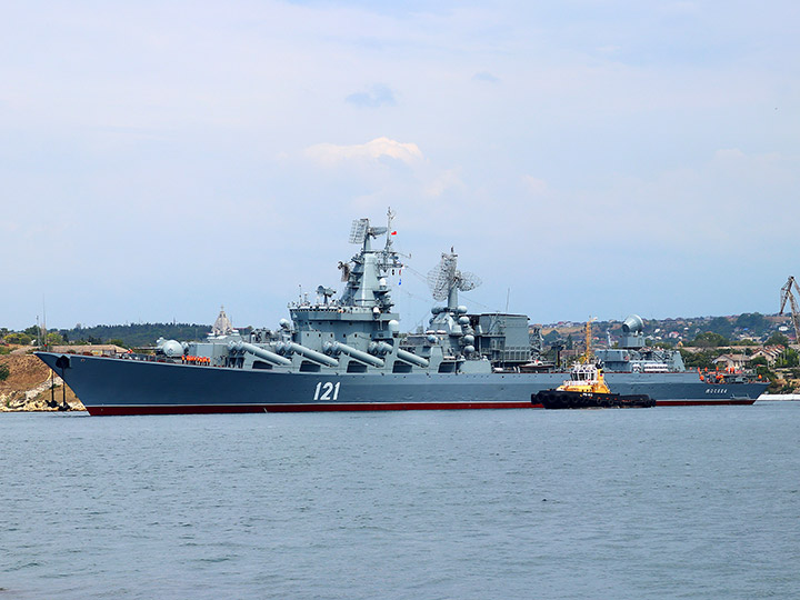 Гвардейский ракетный крейсер "Москва" - буксировка на бочки