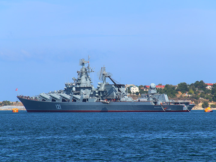 Гвардейский ракетный крейсер "Москва" на бочках в Севастопольской бухте