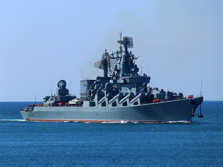 Гвардейский ракетный крейсер "Москва" Черноморского флота возвращается с моря