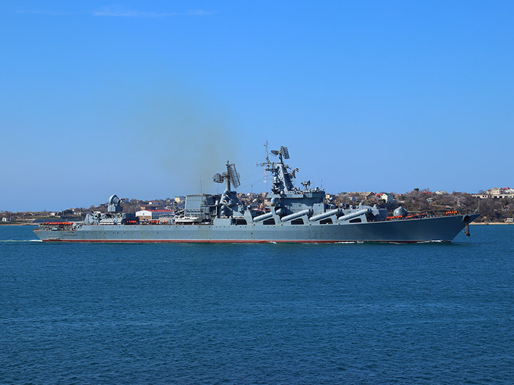 Гвардейский ракетный крейсер "Москва" на ходу в Севастопольской бухте