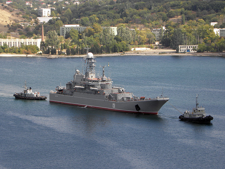 Буксировка большого десантного корабля "Азов" по Севастопольской бухте