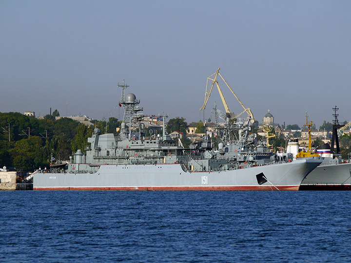 Большой десантный корабль "Азов" у Угольного причала, Севастополь