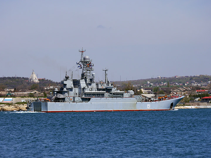 Большой десантный корабль "Азов" возвращается в Севастополь
