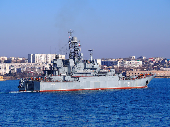 Большой десантный корабль "Азов" заходит в Севастопольскую бухту