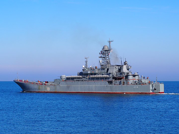Большой десантный корабль "Азов" выходит в море