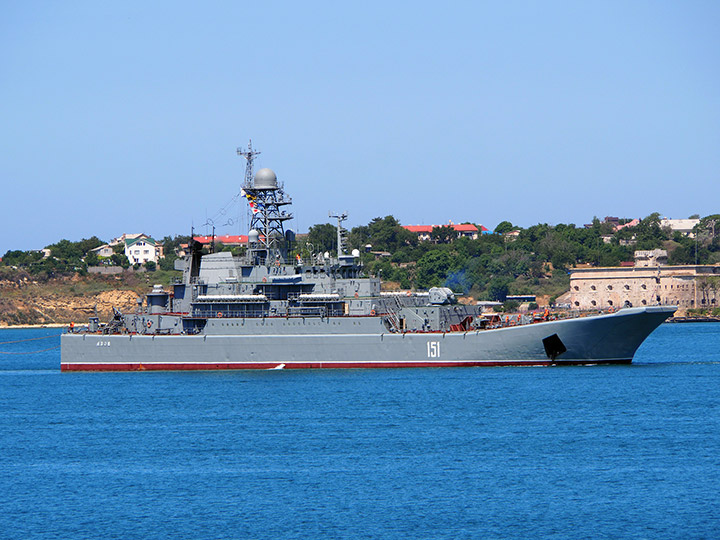 Большой десантный корабль "Азов" в Севастопольской бухте