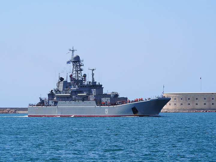 Большой десантный корабль "Азов" в Севастопольской бухте