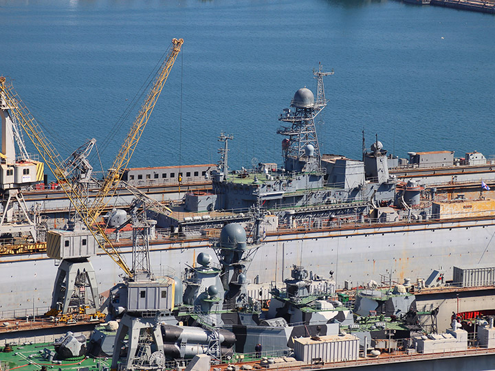 Большой десантный корабль "Азов" Черноморского флота в плавучем доке