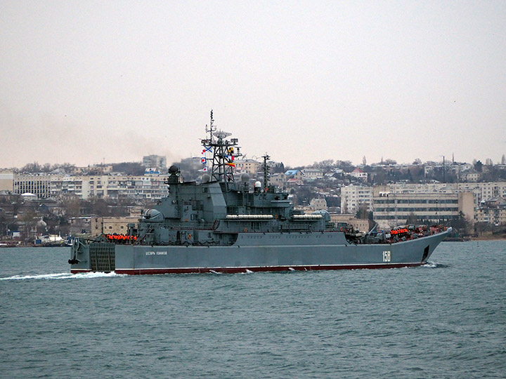 Большой десантный корабль "Цезарь Куников" заходит в Севастопоьскую бухту